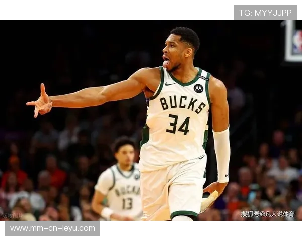 字母哥顶开防守，密尔沃基雄鹿篮下得手